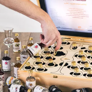 Adventný Kalendár s pálenkami Anton Kaapl Set Contraband