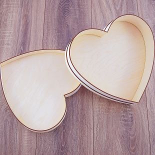 Drevená darčeková krabica tvaru srdca Contraband