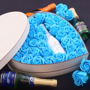 Darčekové srdce Champagne s modrými ružami