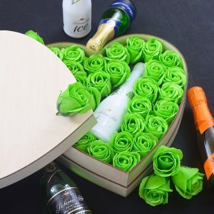 Darčekové srdce Champagne se zelenými ružami